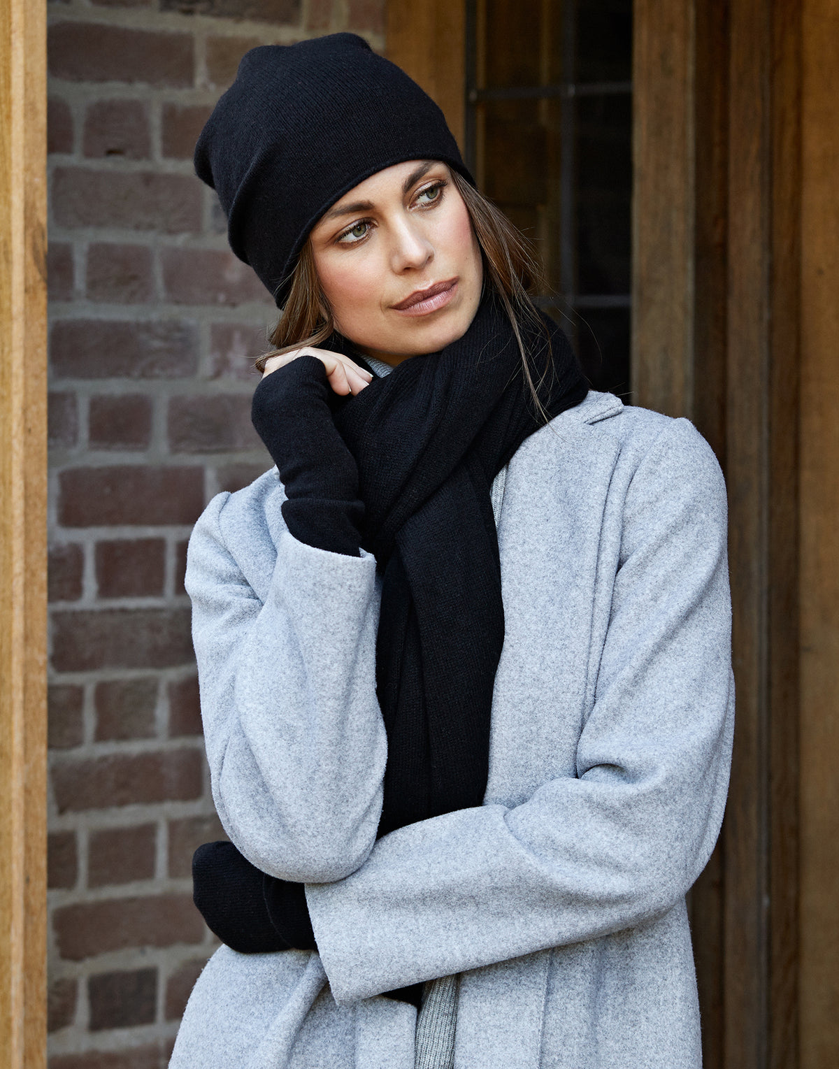 cashmere wrist warmers - black