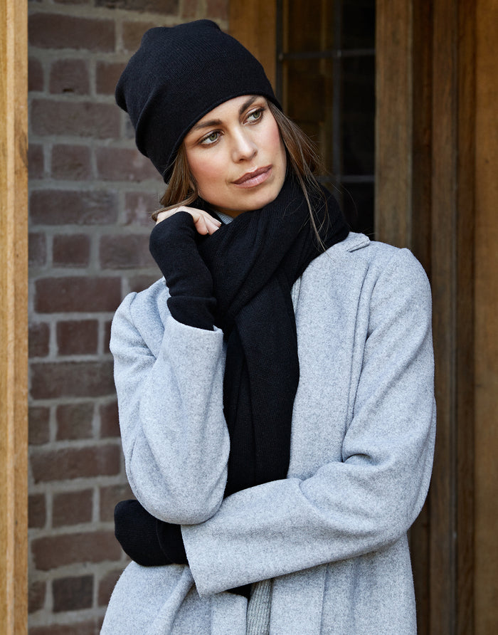 letterbox gift cashmere beanie & matching wrist warmers - black